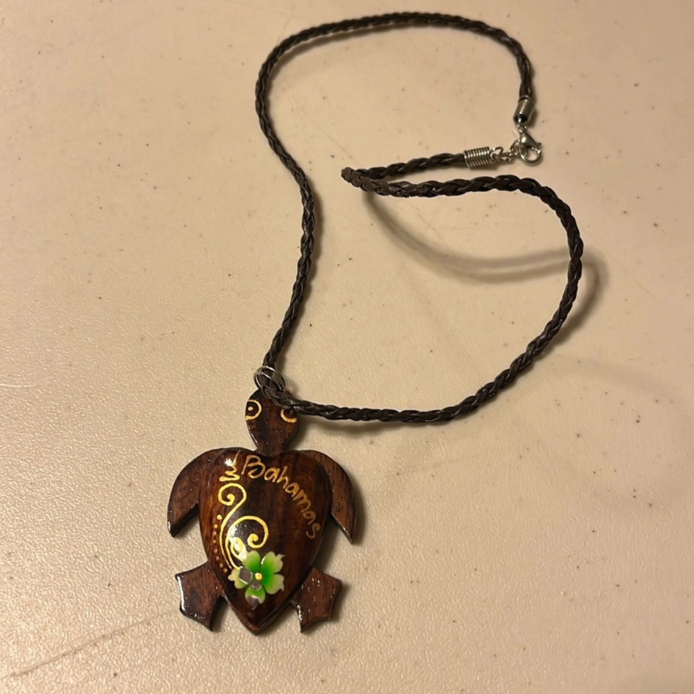 Bahama turtle necklace and chain preowned